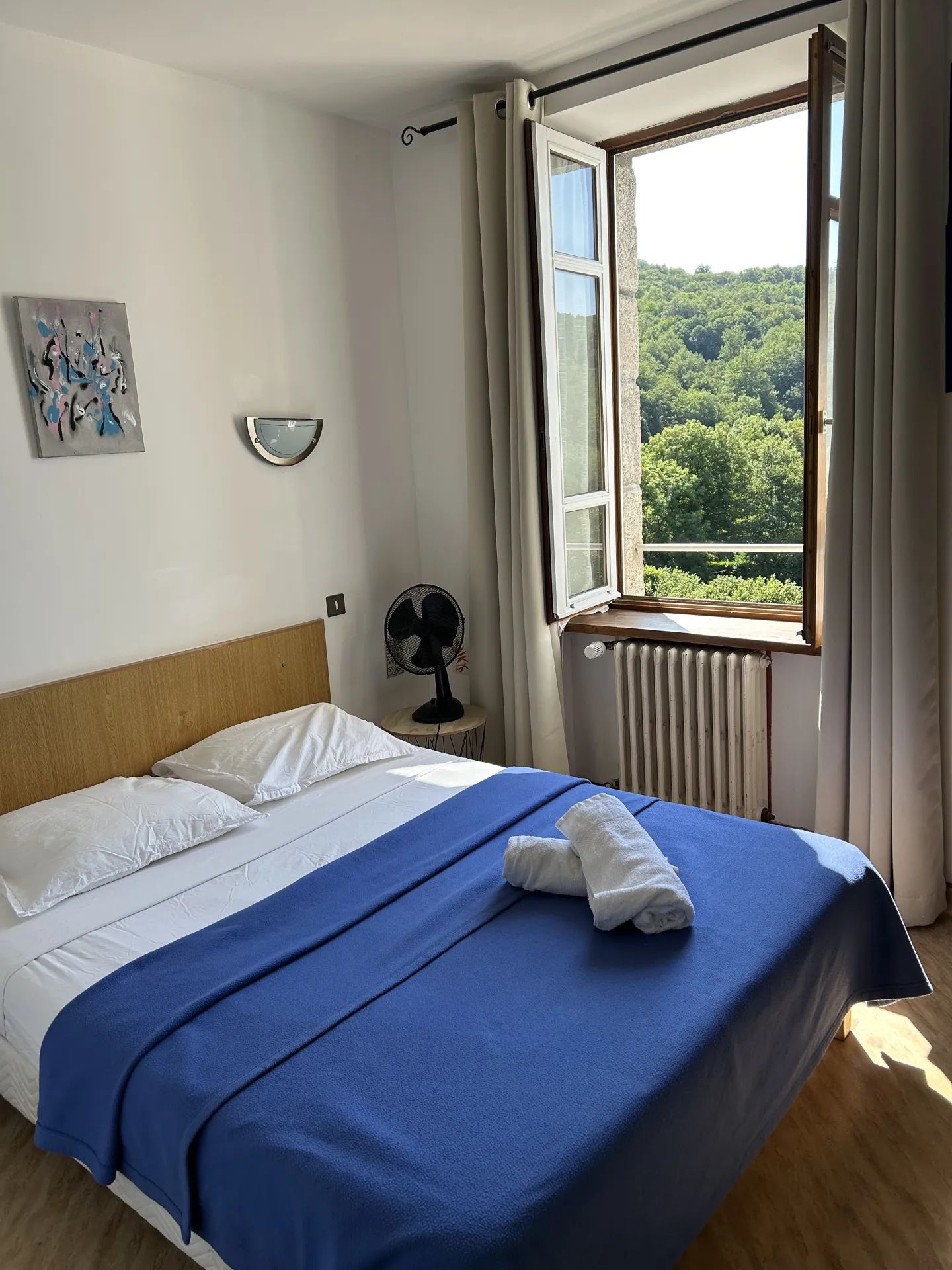 Chambre double équipée d'une douche et de toilette