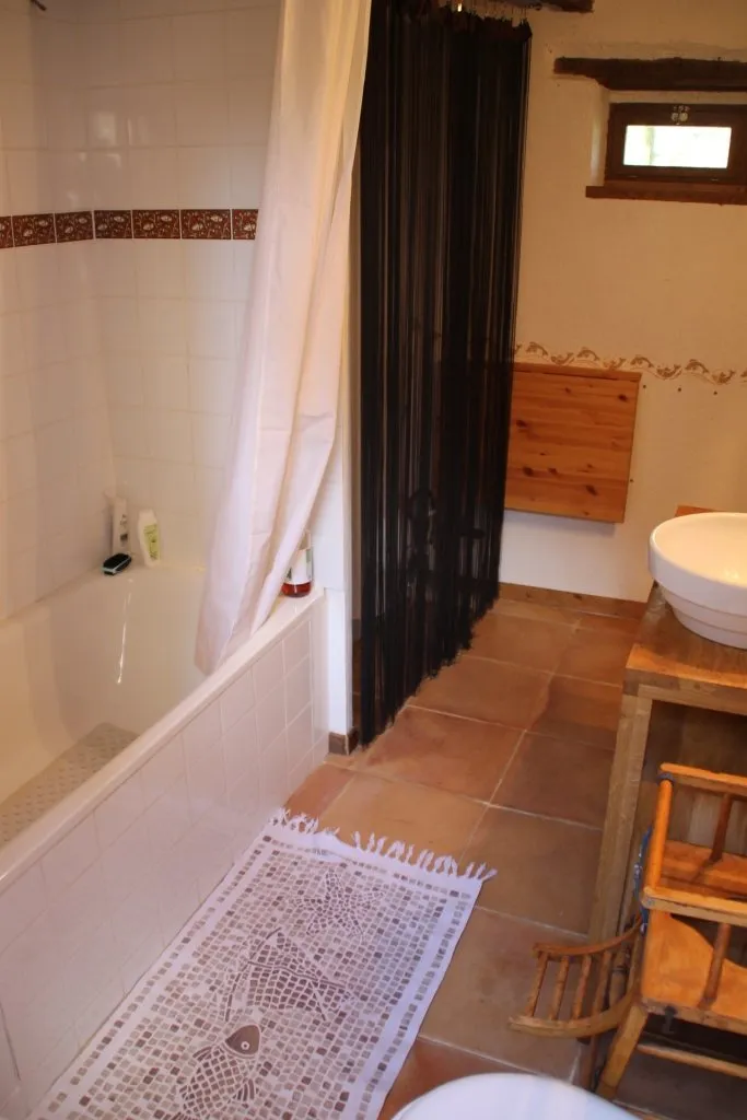 Salle de bains avec wv