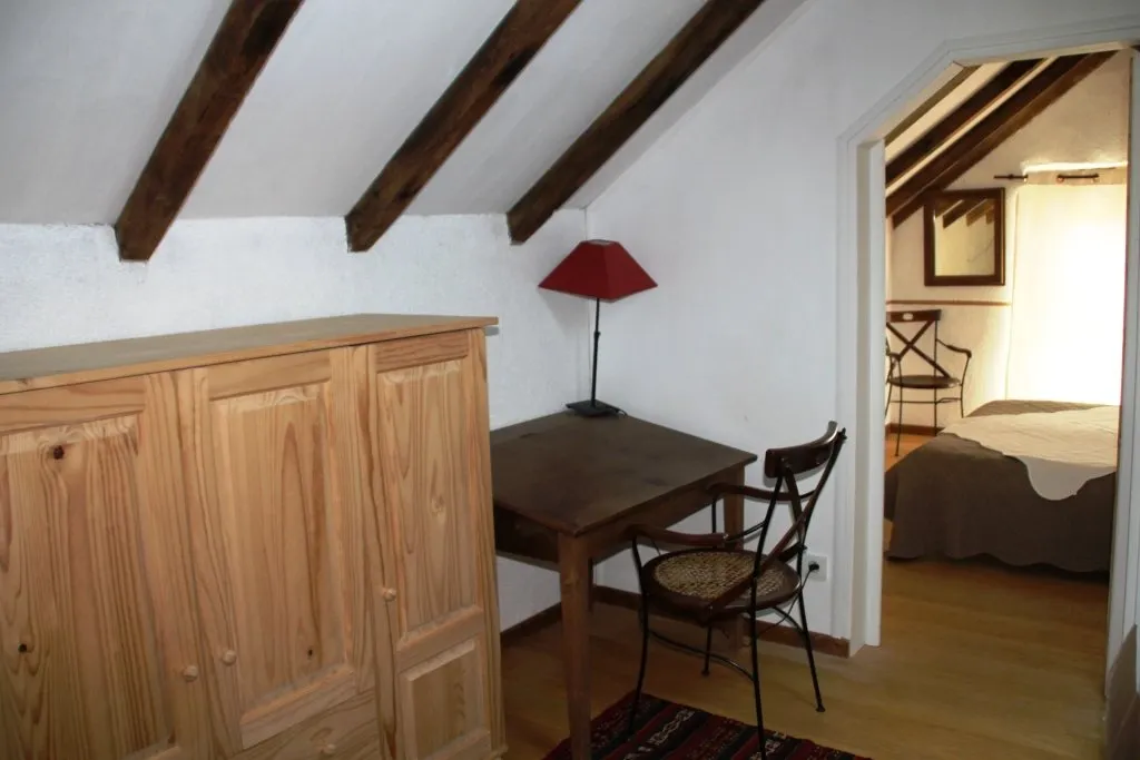 Bureau et armoire sur le palier