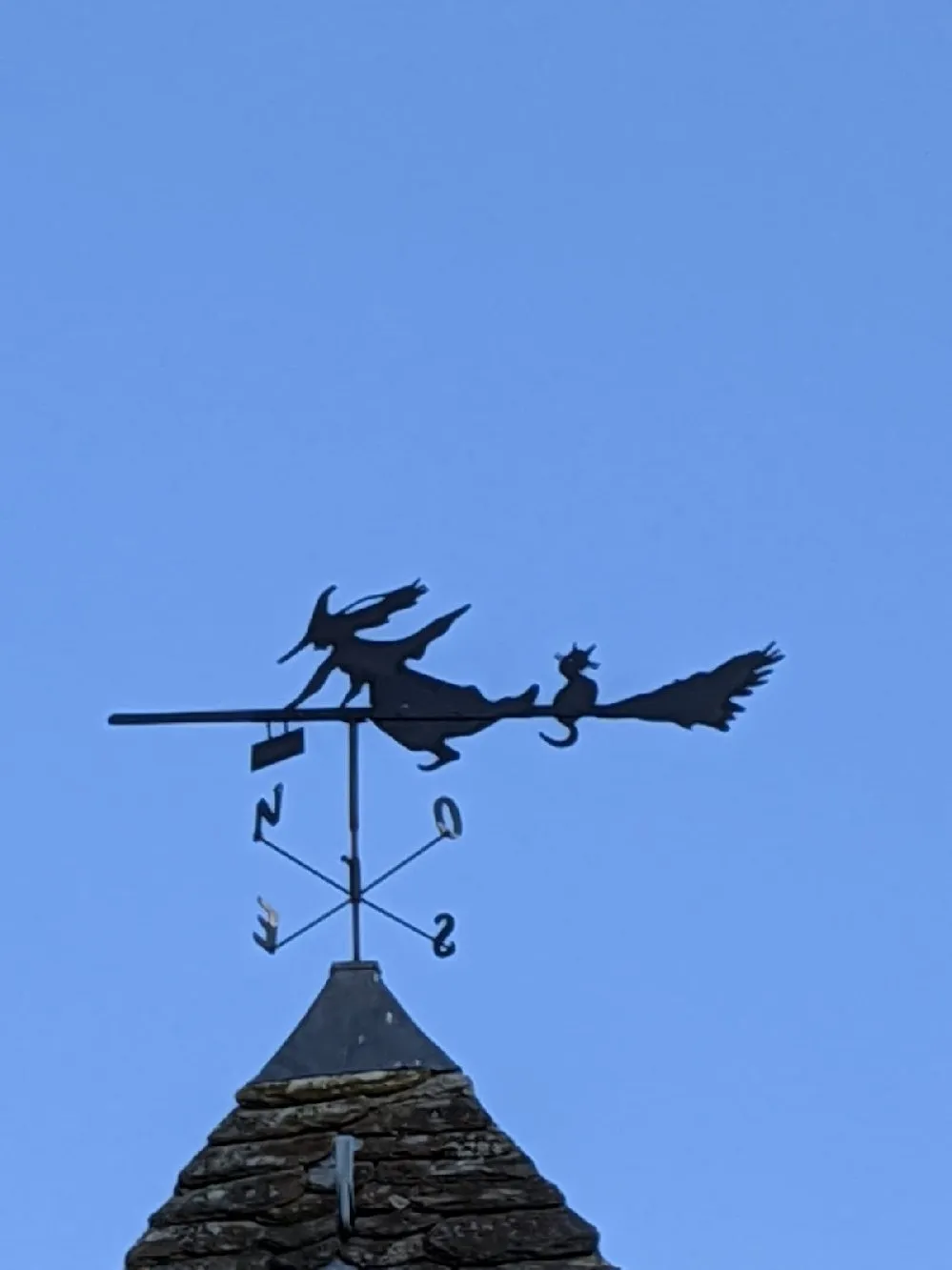 Une sorcière sur le toit