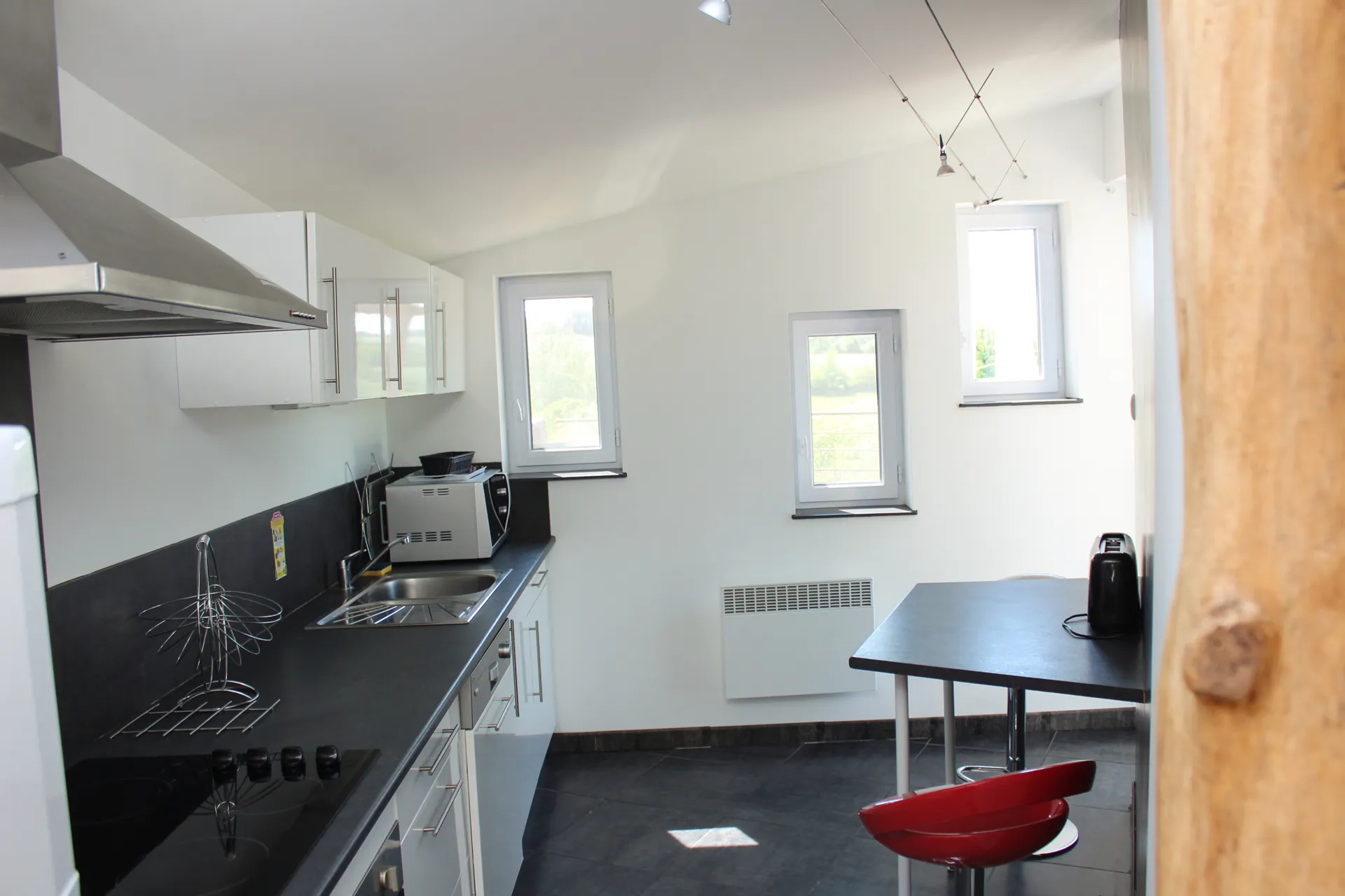 Gîte La Garde - Cuisine éclairée avec accès direct à la terrasse