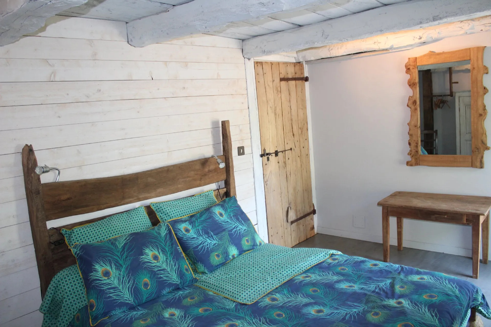 Gîte La Garde - La chambre paysanne, miroir et porte-bagages