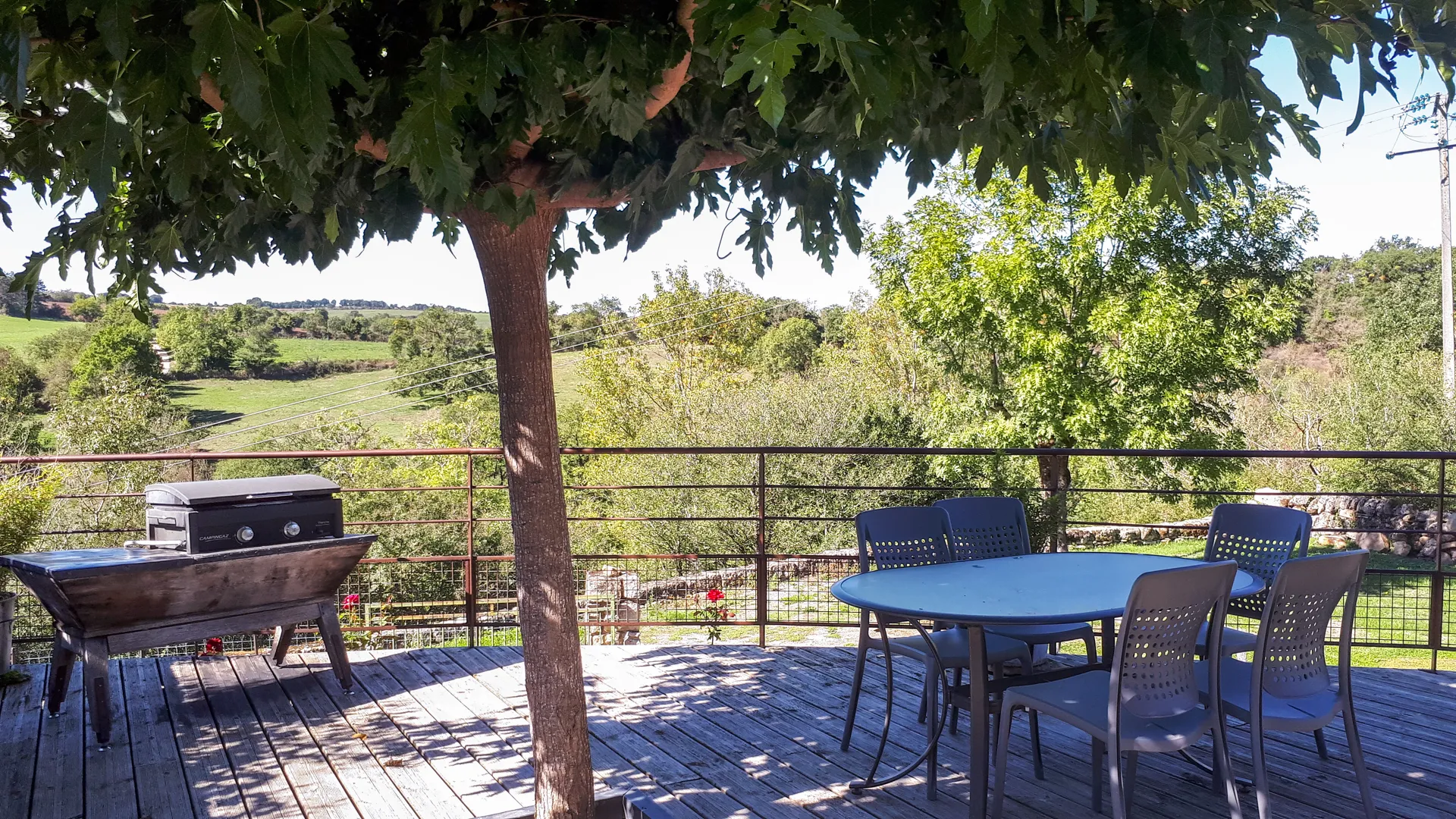 Gîte La Garde - La terrasse et la plancha pour vos grillades d'été