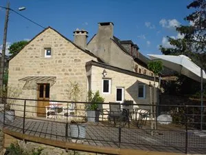 Gîte La Garde - Vue générale du gîte et sa terrasse totalement close