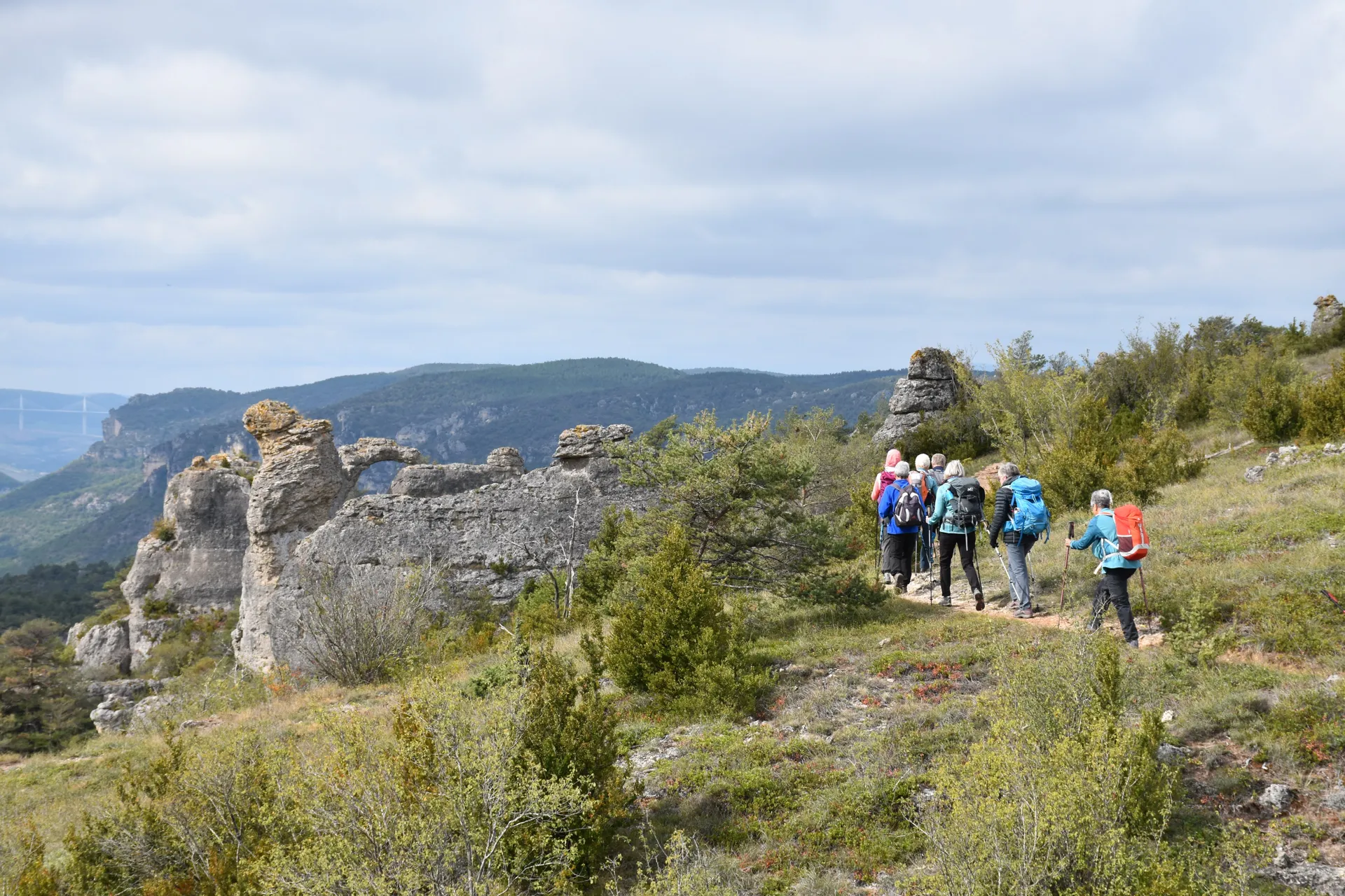 Les corniches du Rajol surplomblant les gorges de la Dourbie .... et sa vue sur le viaduc de Millau
