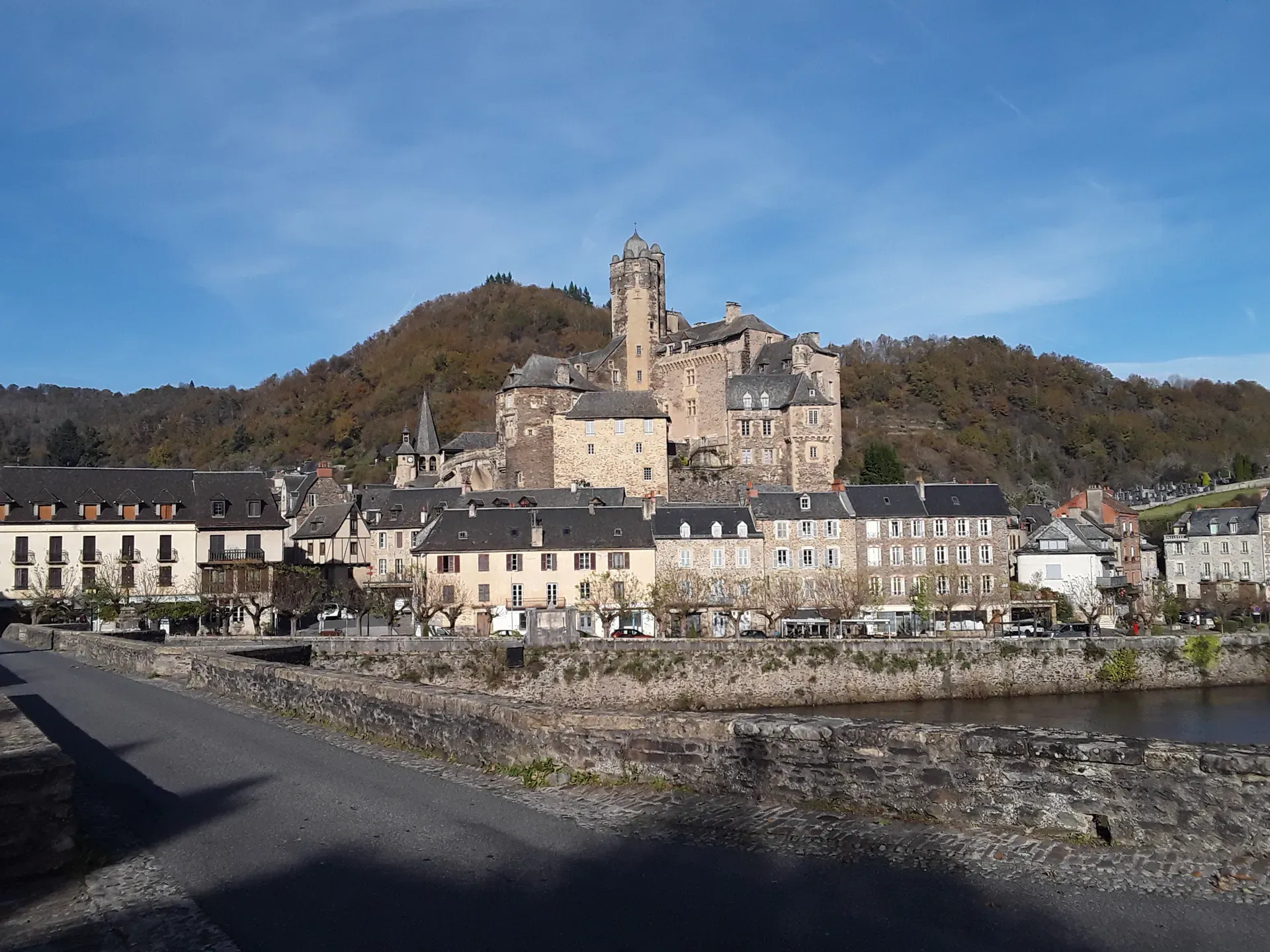 ESTAING: à 7 Km du gîte, l'un des plus beaux villages de France, avec son magnifique château