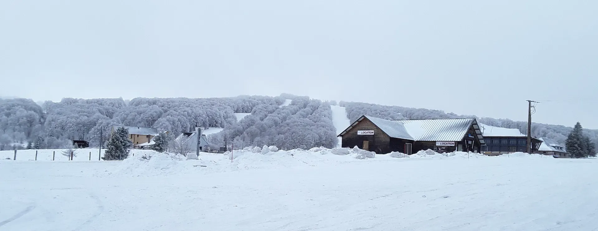 LAGUIOLE Sa station couverte de son joli manteau blanc, située à 25 km du gîte