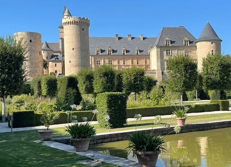 BOURNAZEL Son magnifique château et son jardin à la française, situés à 70 km du gîte