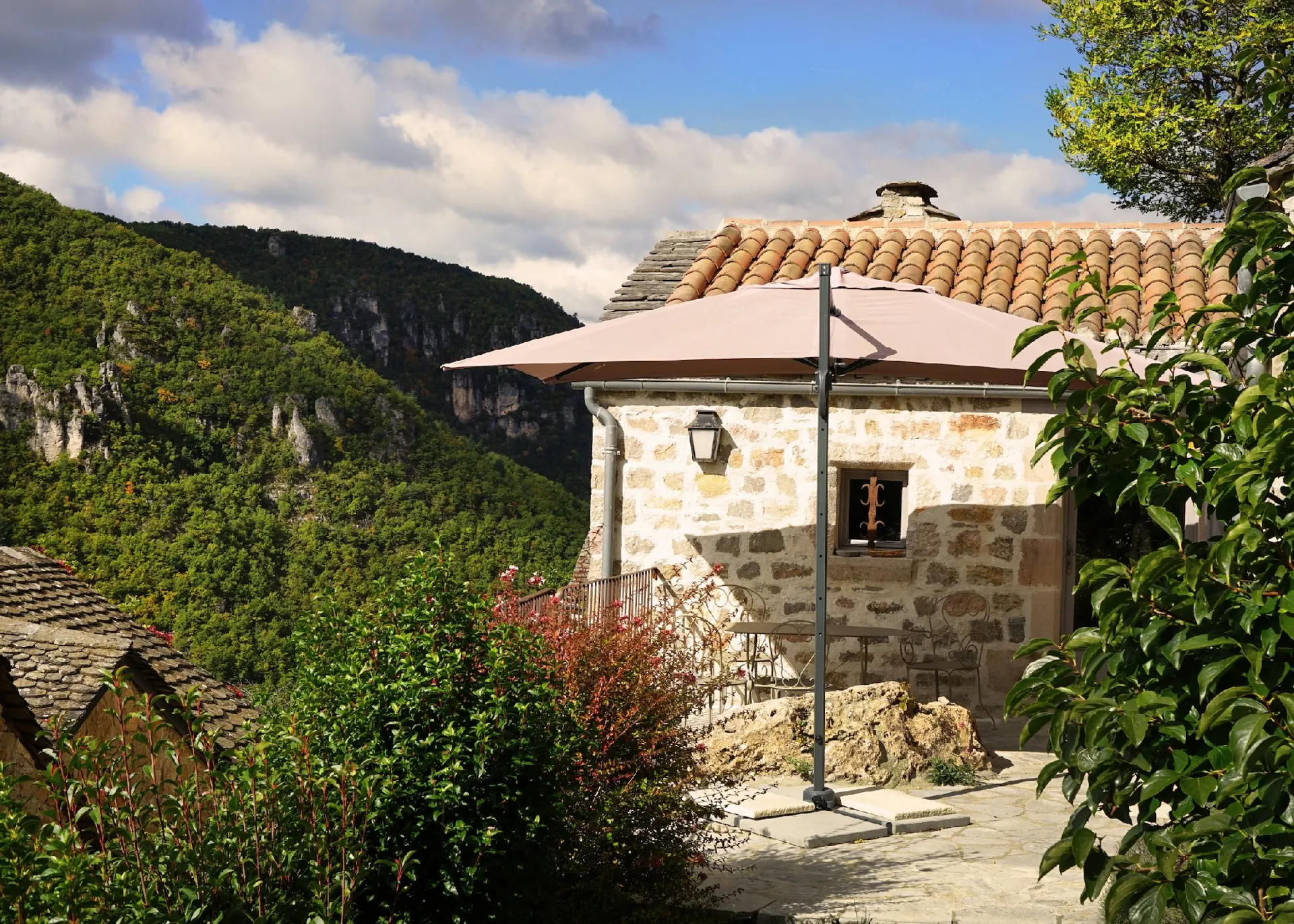 Vue exceptionnelle sur le Larzac et accès aux espaces extérieurs du gite exception Aveyron Le Colombier Saint Veran