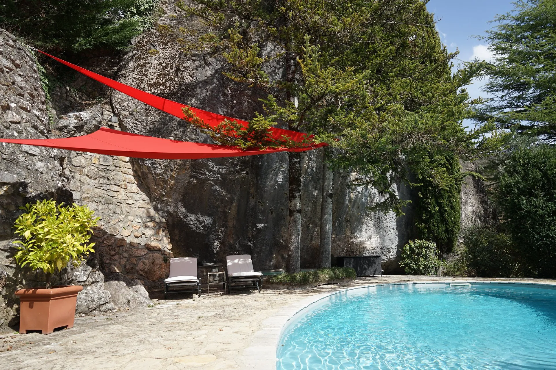 La piscine dans son écrin de verdure du gîte de charme Le Colombier Saint-Véran