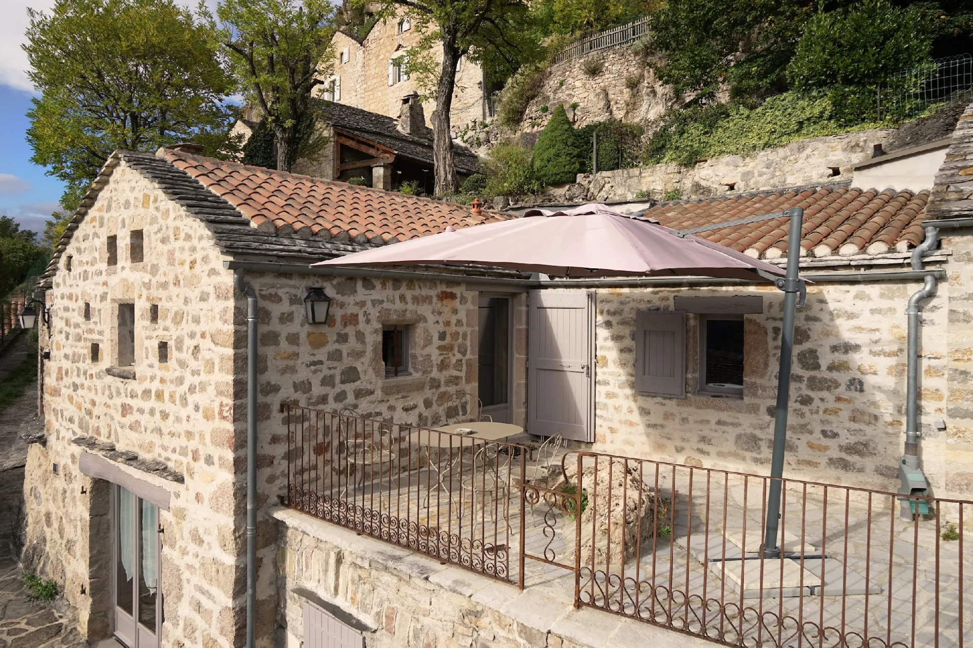 Terrasse soleil levant du gîte d'exception en Aveyron Le Colombier Saint Véran