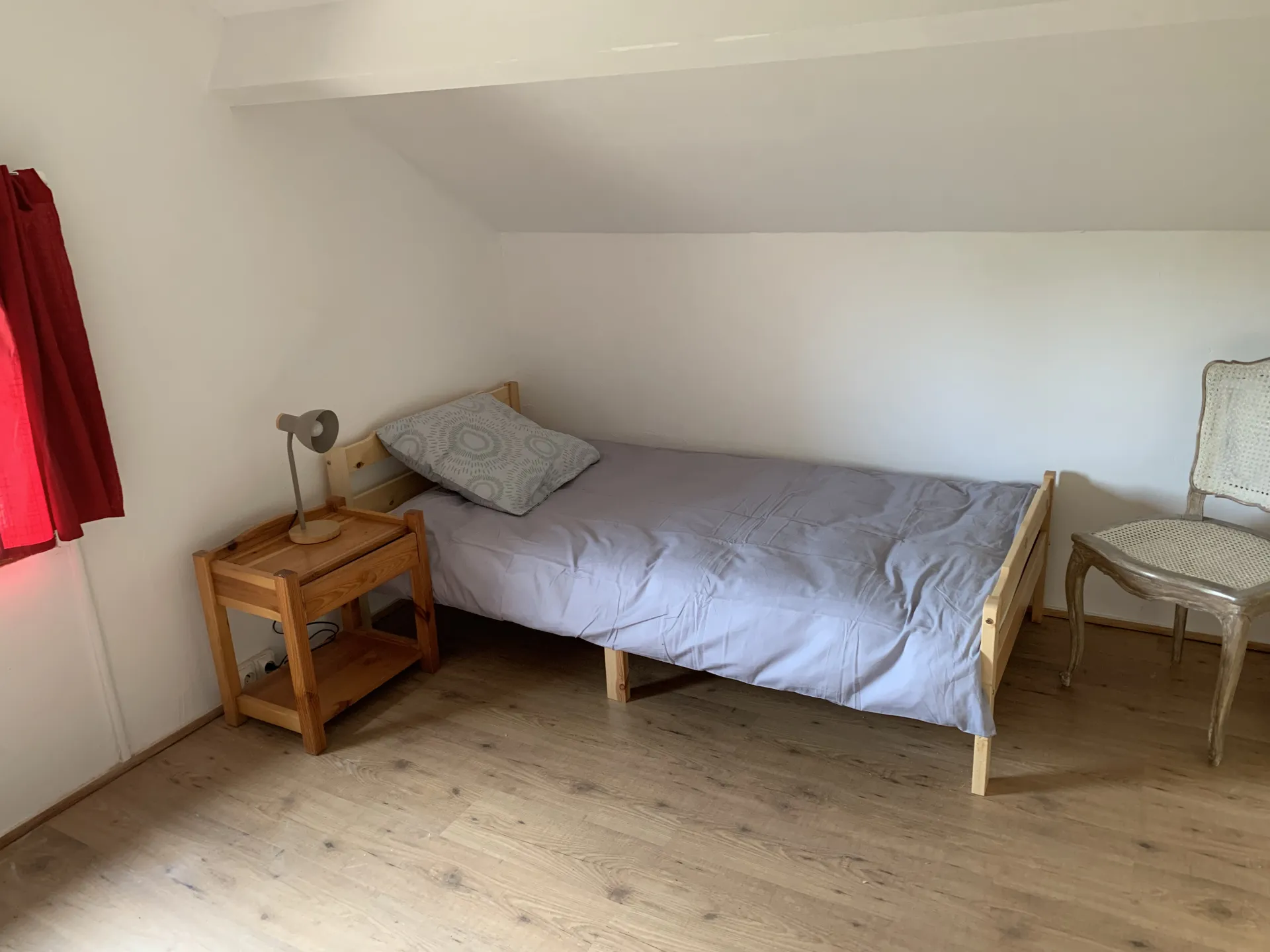 Chambre en mezzanine (fermée) avec un lit double en 140 et un lit simple en 90