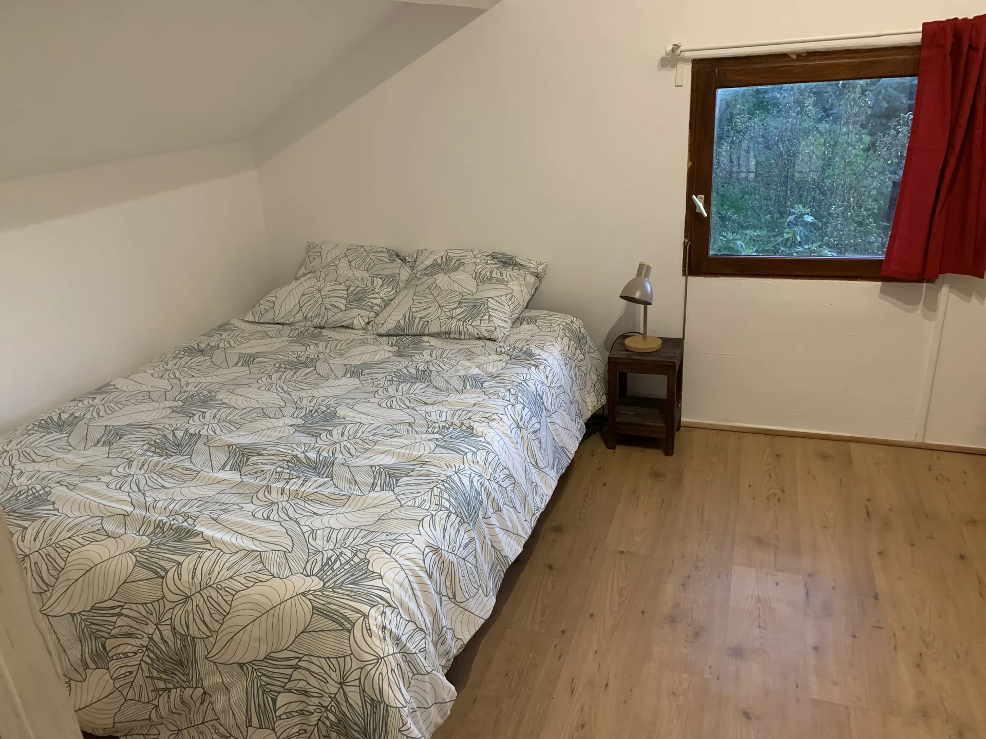 Chambre en mezzanine (fermée) avec un lit double en 140 et un lit simple en 90
