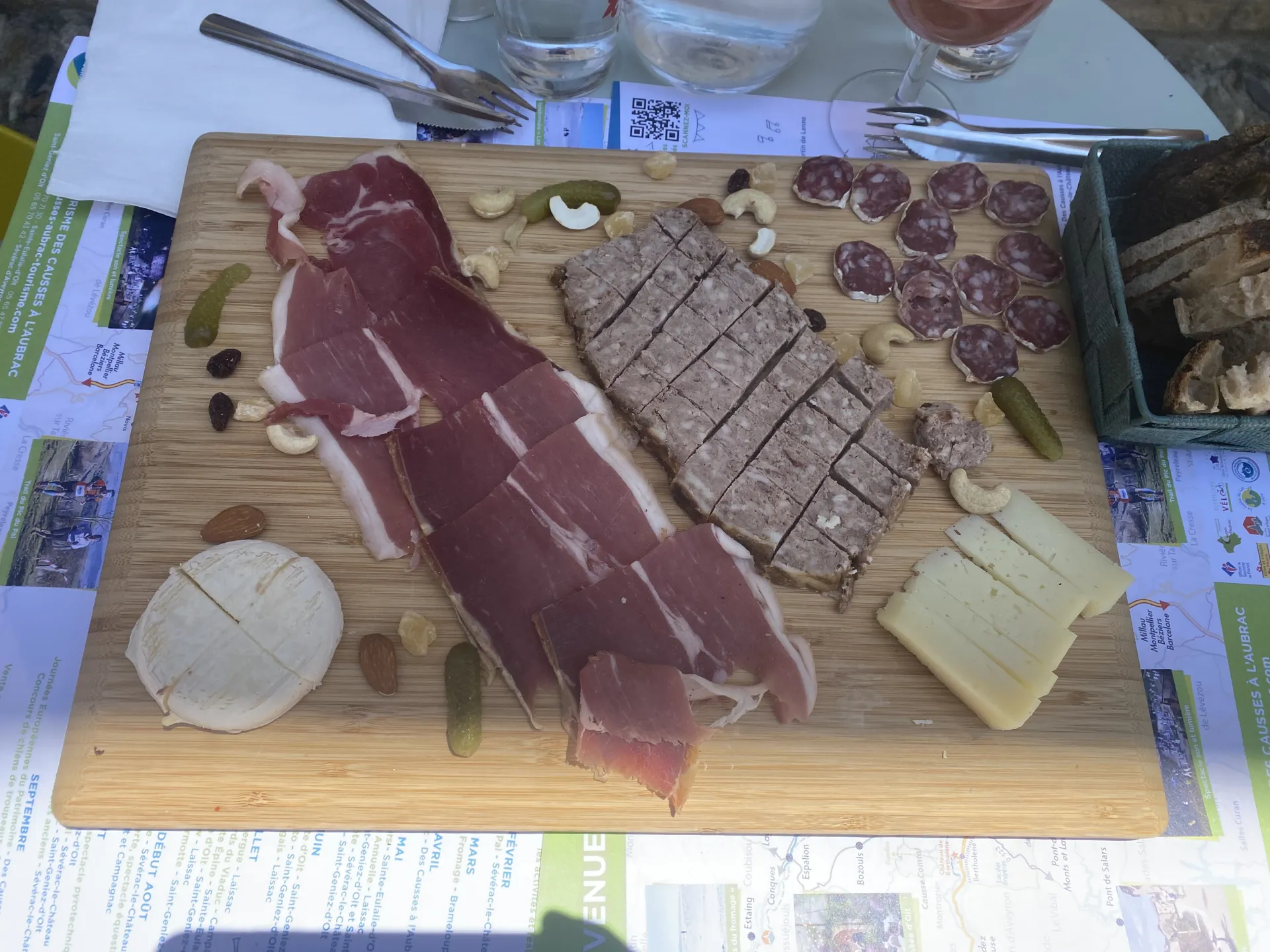 Planche apéritive fromage charcuterie