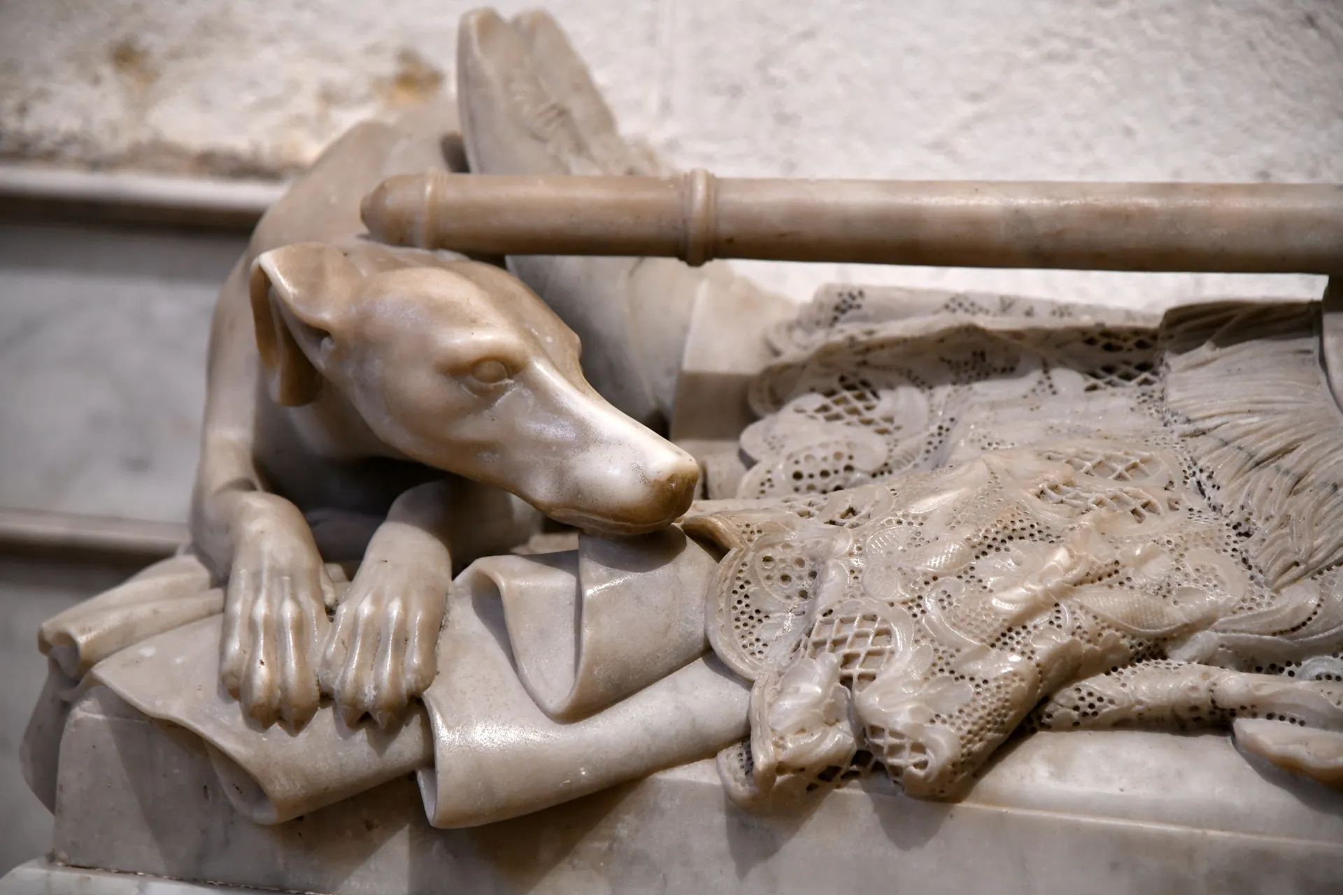 Détail du gisant de Monseigneur Frayssinous