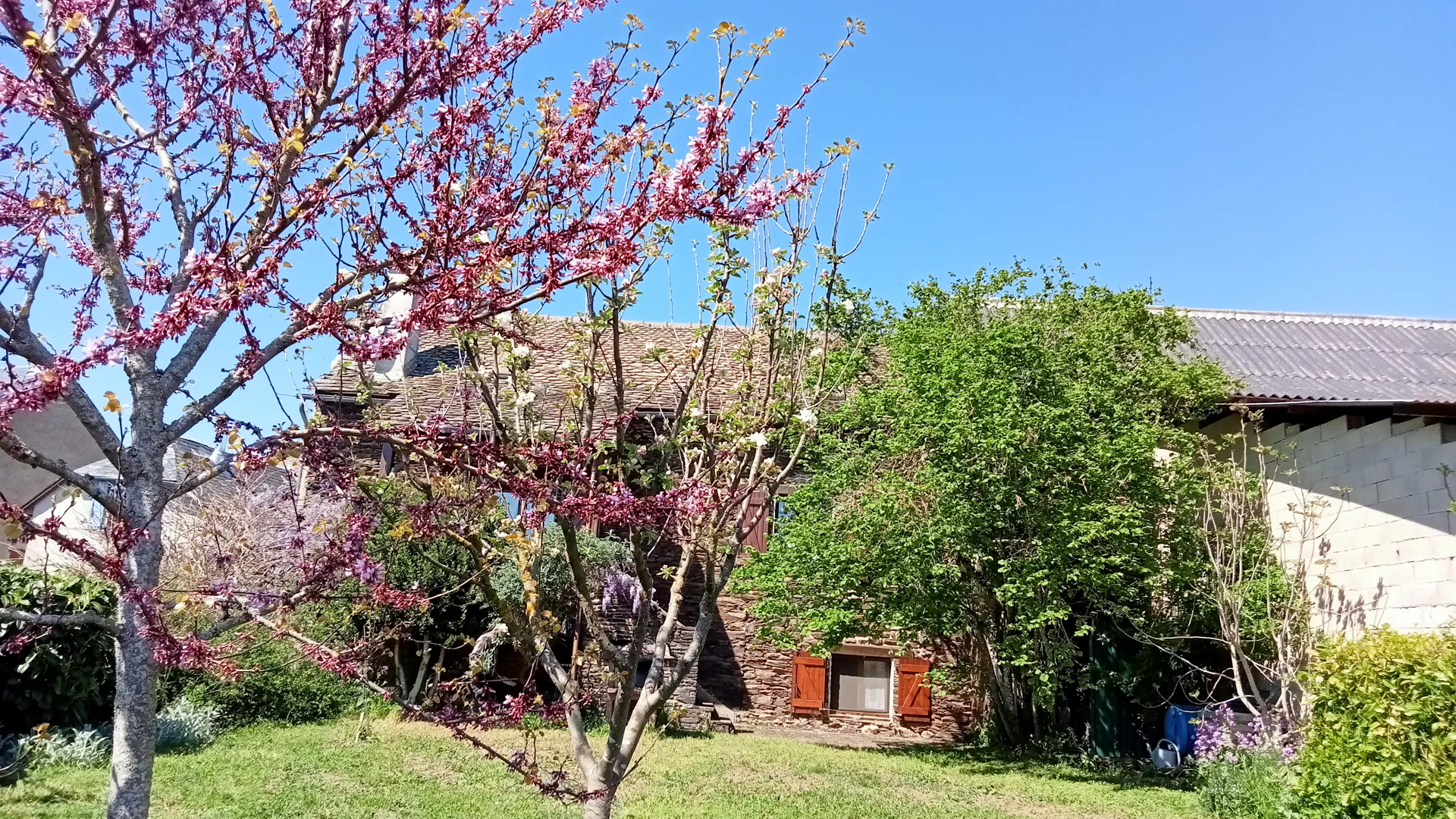 la Fenial, un jardin fleuri pour oublier vos soucis