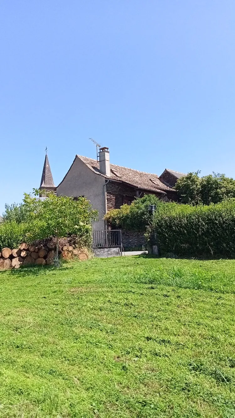La Fenial, grange aux mille fleurs, vue de la prairie.
Dans cette prairie, les enfants peuvent jouer au ballon ou bien vous pouvez garer votre voiture, (remorque ou porte-vélo etc peuvent être dans le garage).