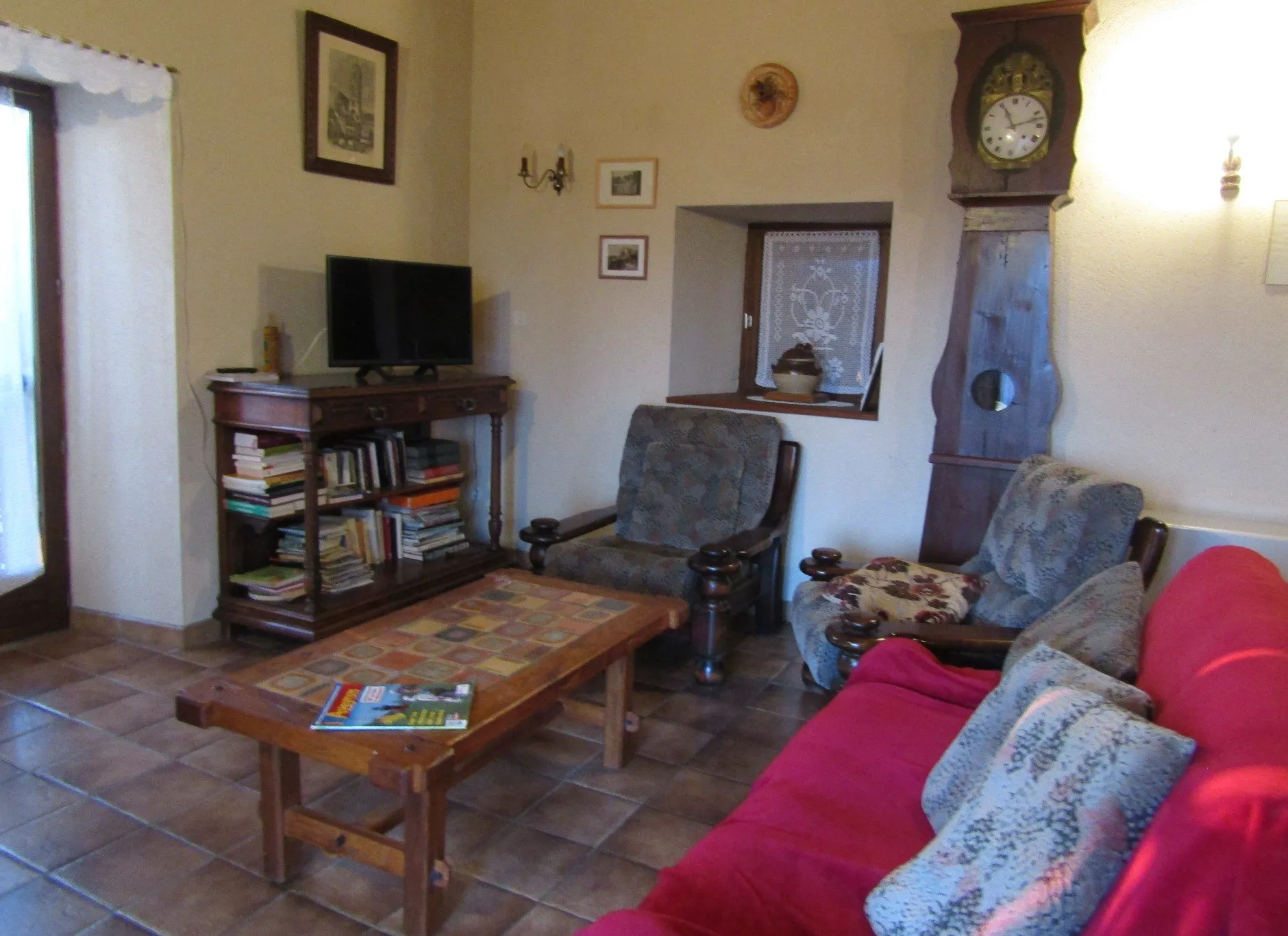 la Fenial, pour se détendre : TV, jeux de société, bibliothèque. Fauteuils confortables.