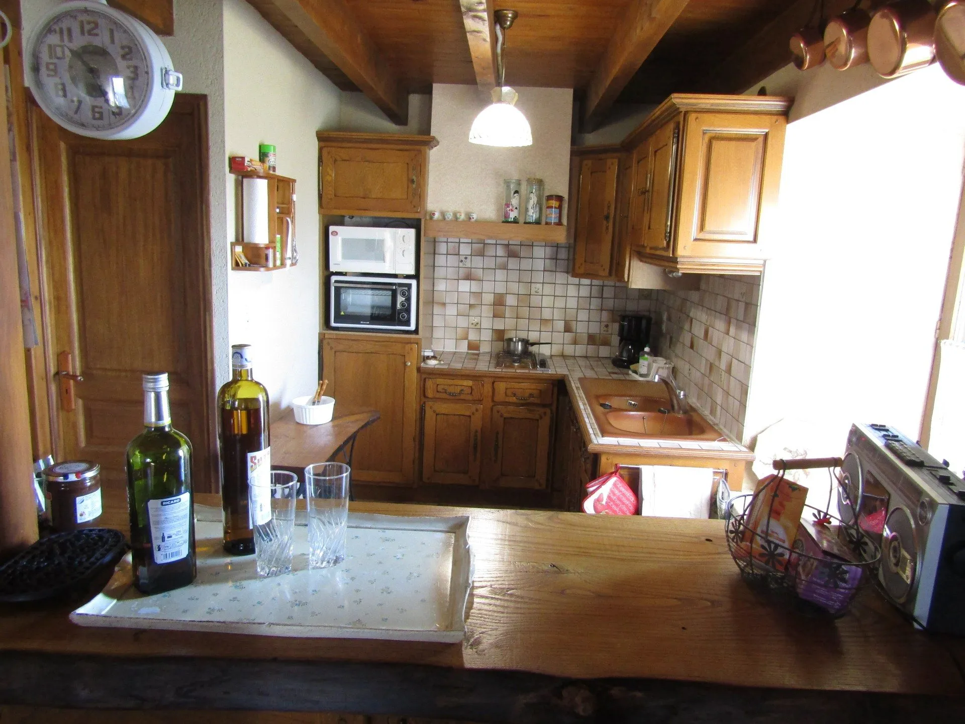 la Fenial, la cuisine américaine.
Les éléments sont regroupés. Pas de pas inutile.