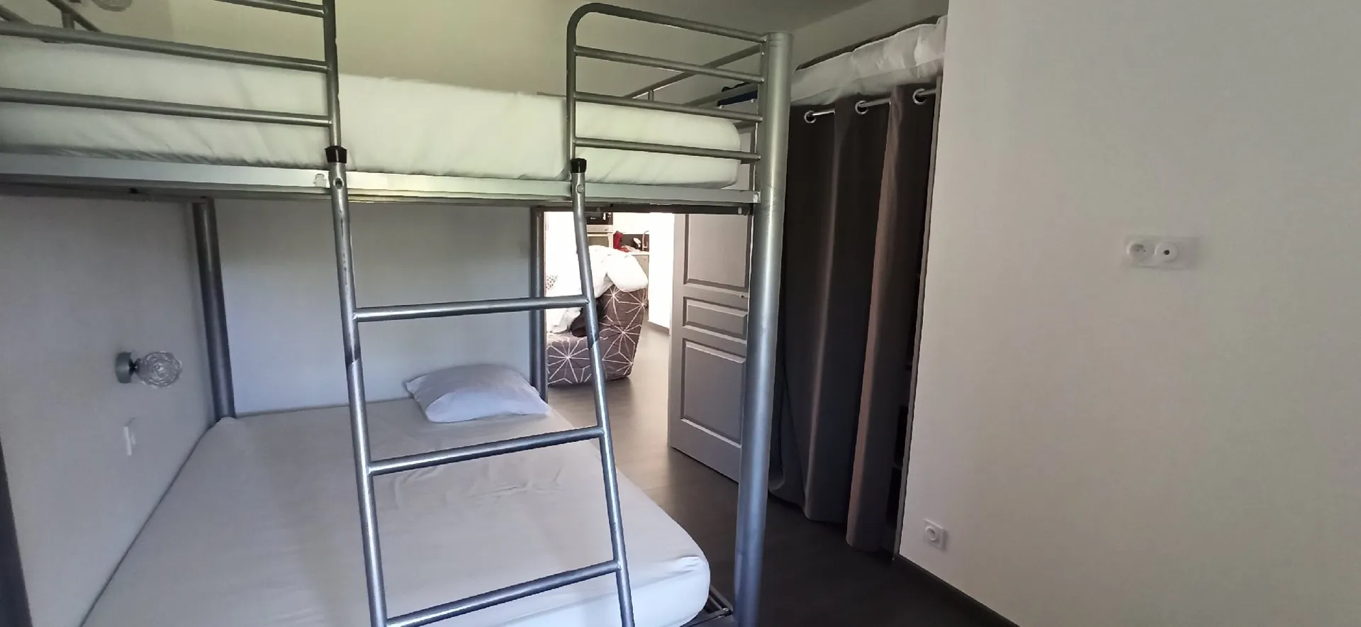 L'Olivier chambre 2 lavec 2 lits 140 superposés