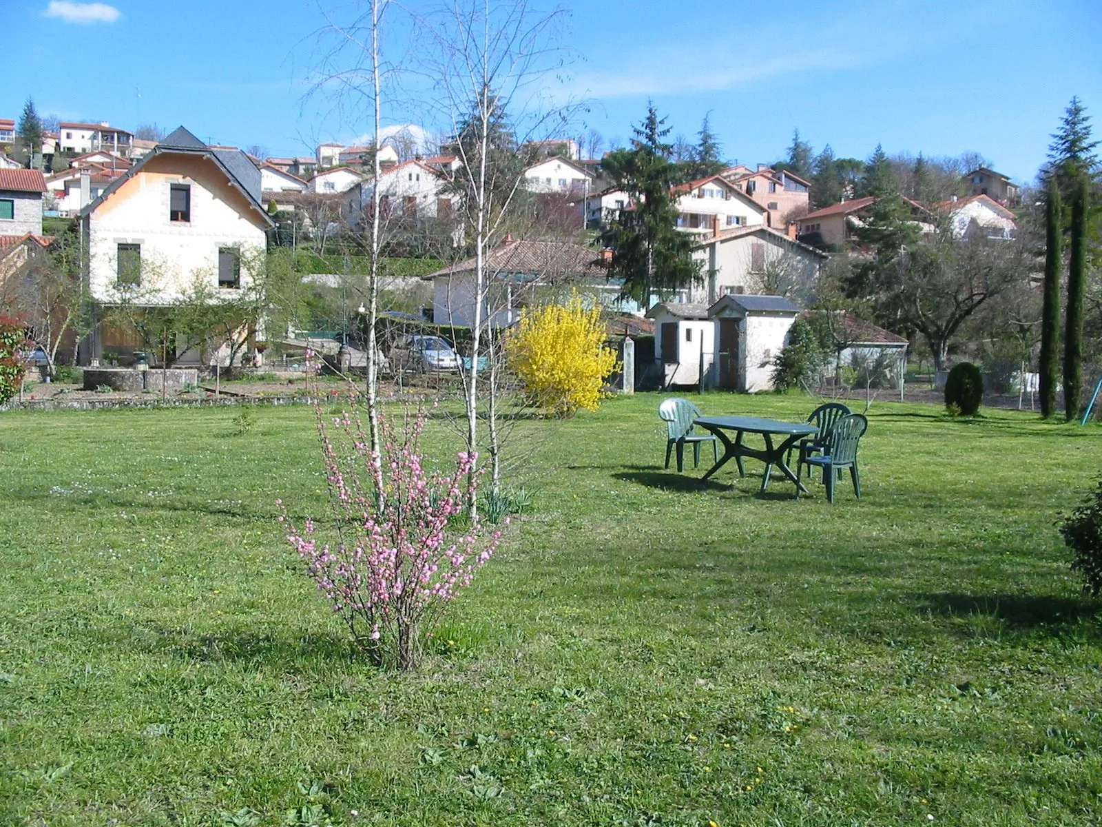 Pré avec table, fauteuils et transats