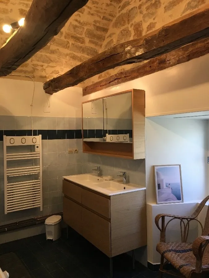 Poutres apparentes et voute en pierre (salle de bain)
