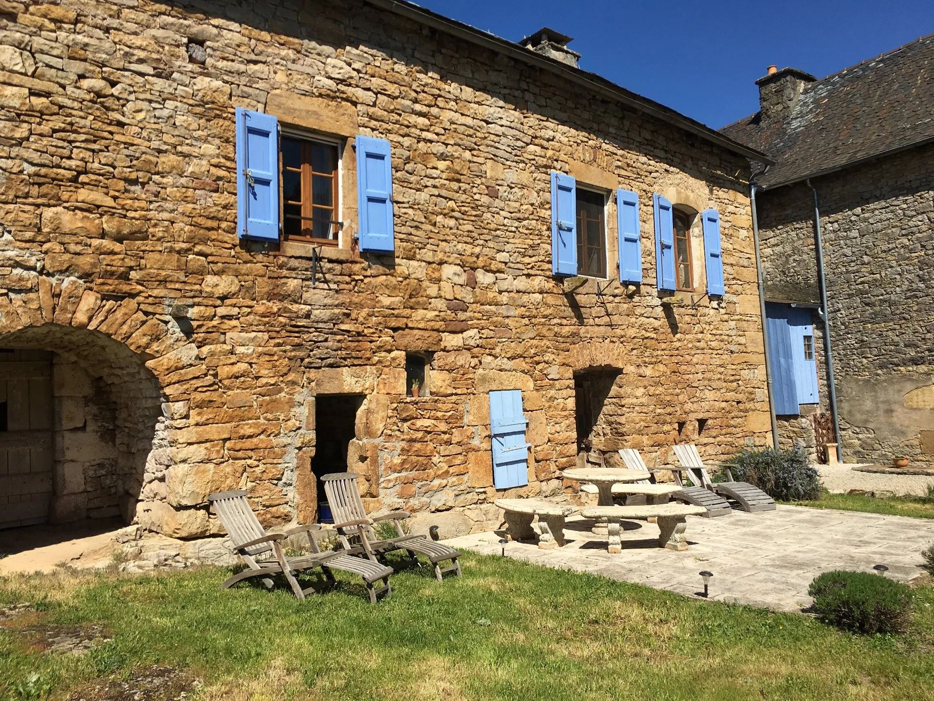 Autre vue du jardin avec sa terrasse exposée Sud