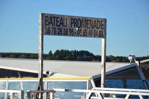 Bateau-promenade Le Papillon Jaune sur le lac de Pareloup