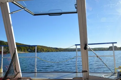 Bateau-promenade Le Papillon Jaune sur le lac de Pareloup