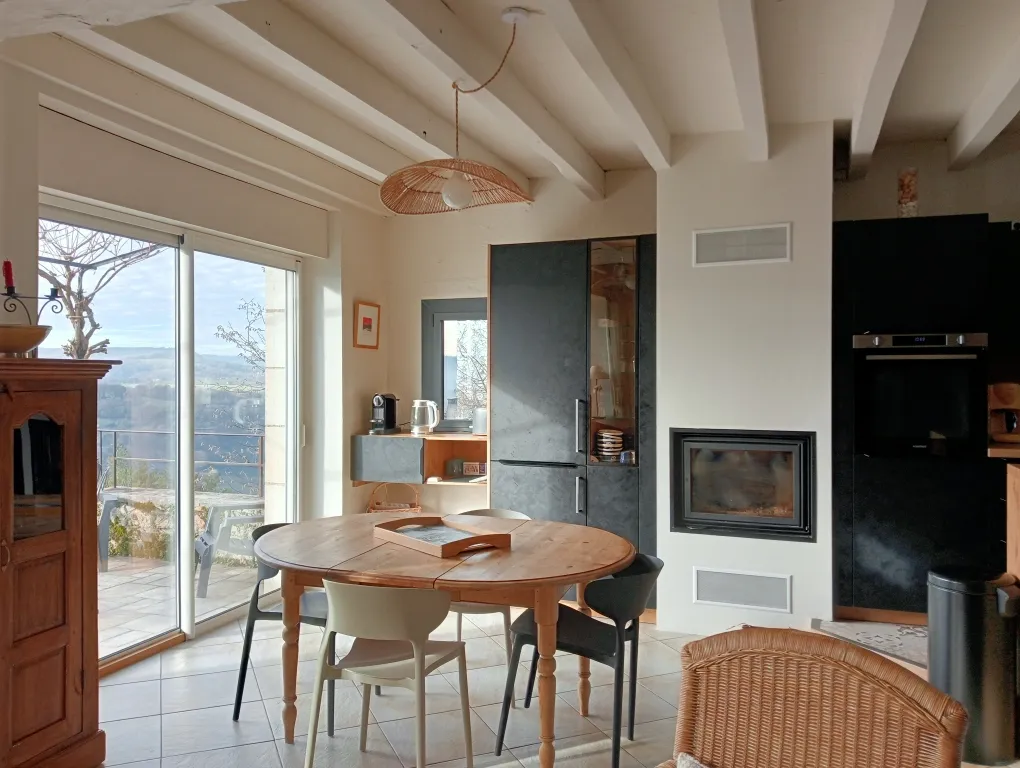 Figuiès, séjour coté cuisine et repas