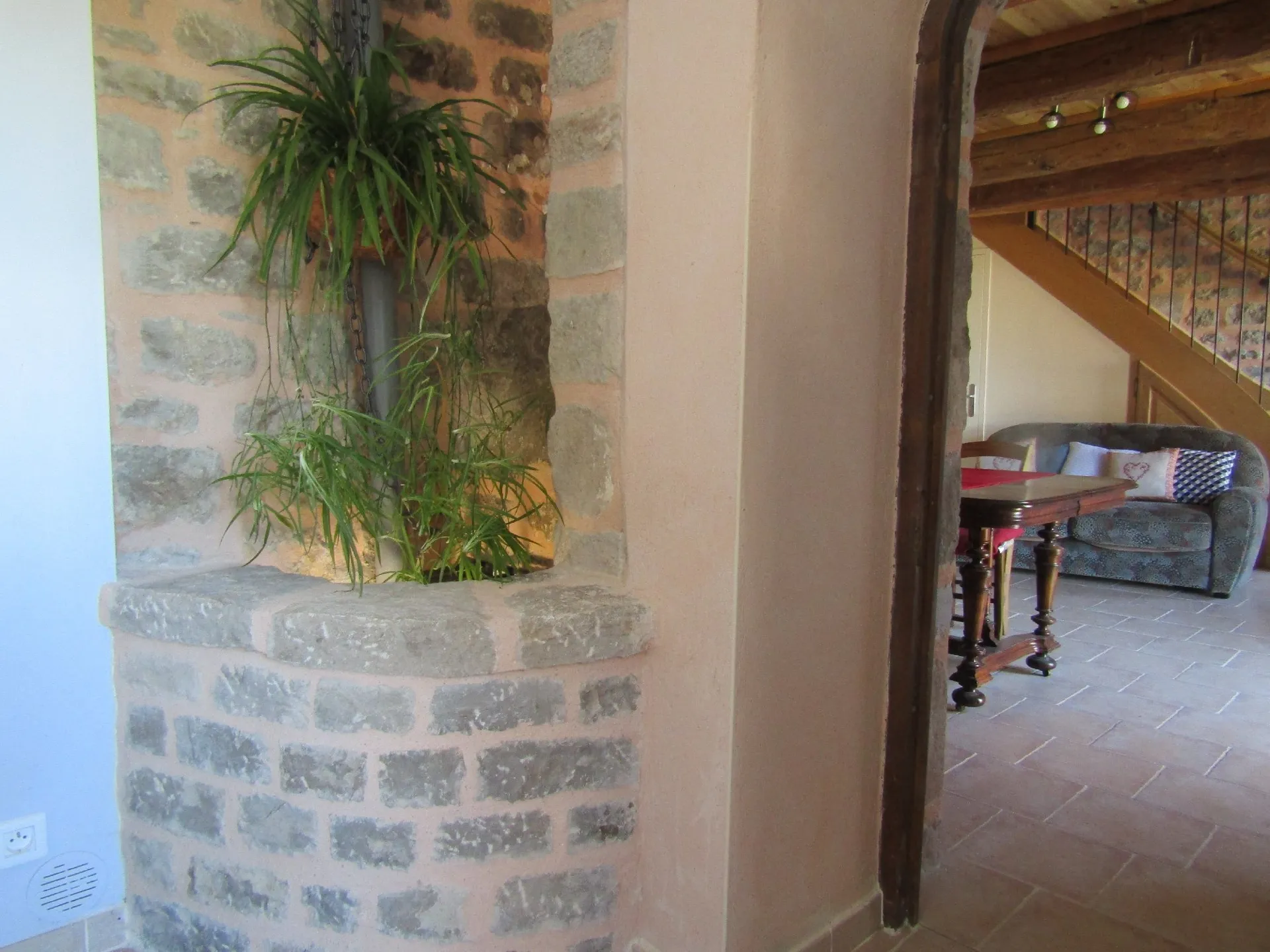 Gîte Les Volets Bleus, location de vacances. Comme dans toutes les maisons de la Vieille Ville, un puits sécurisé