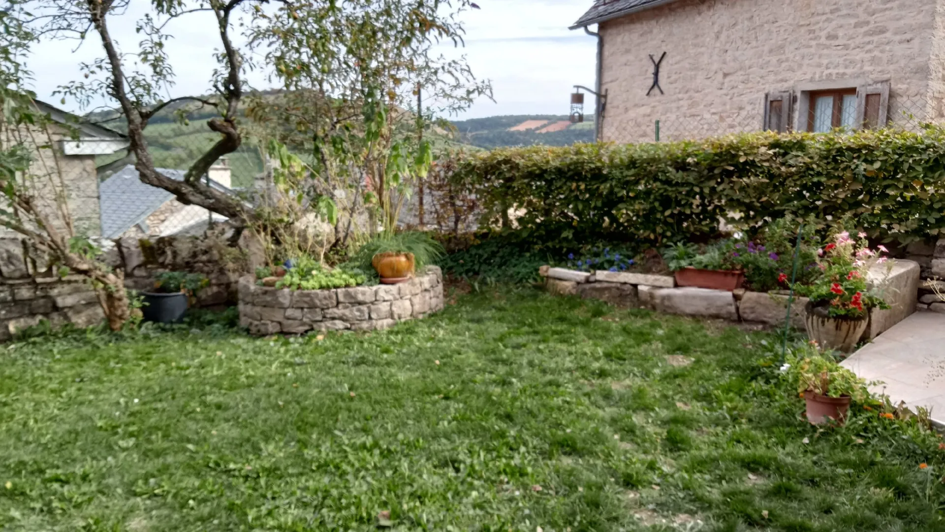 Gîte Les Volets Bleus. Le jardin fleuri et ombragé