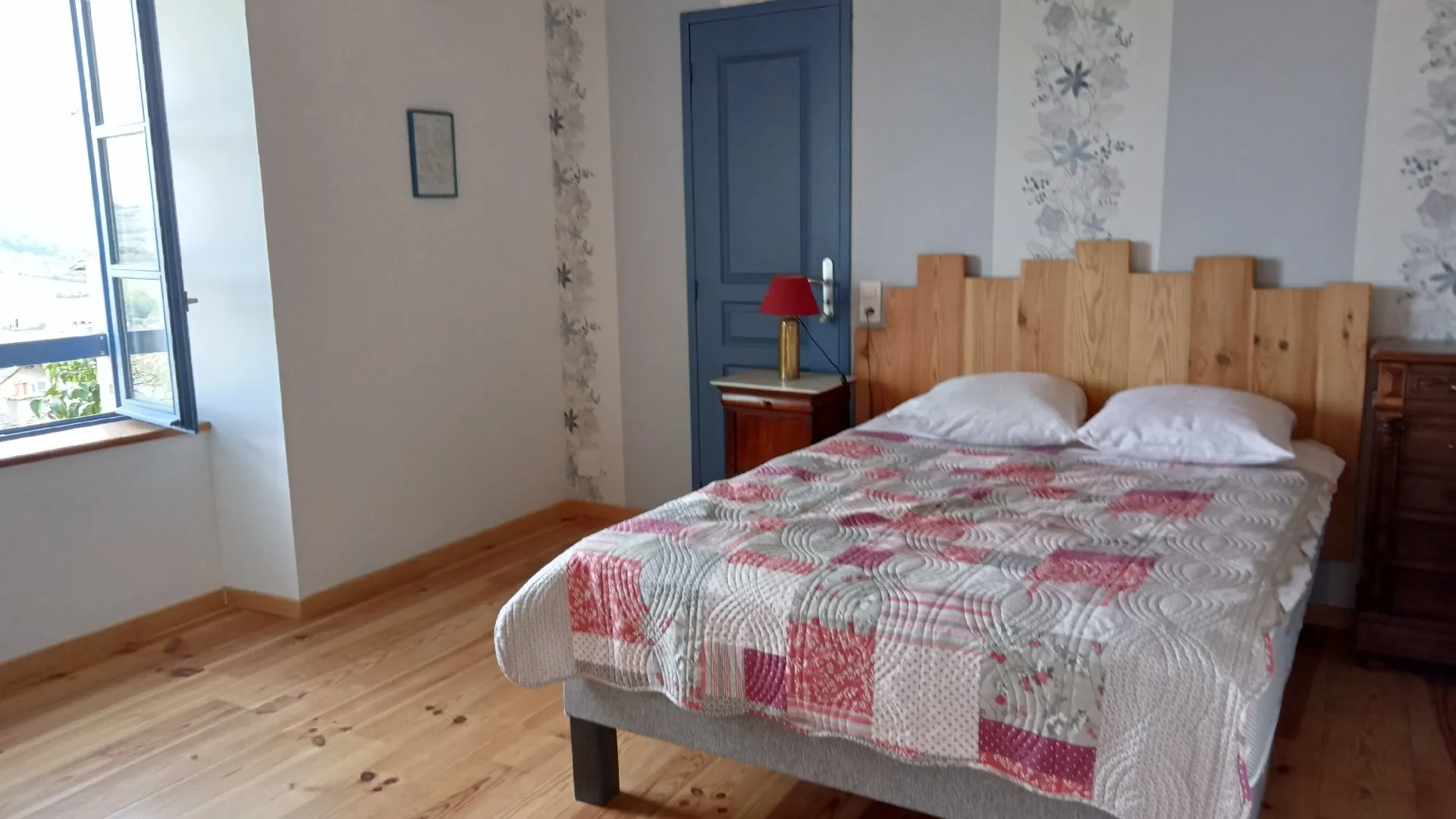 Gîte Les Volets Bleus. Belle chambre confortable