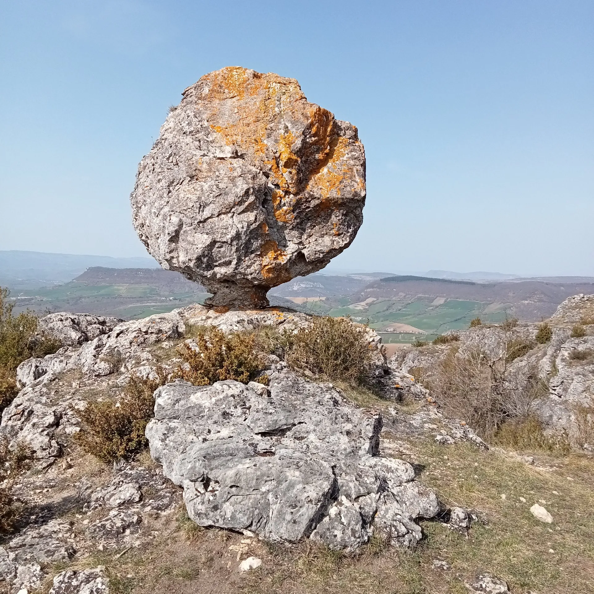 Gîte Les Volets Bleus. Incroyable ce rocher à Montclarat