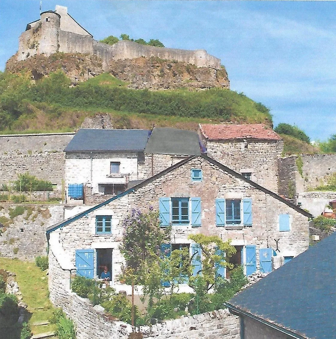 Gîte Les Volets Bleus sous le château