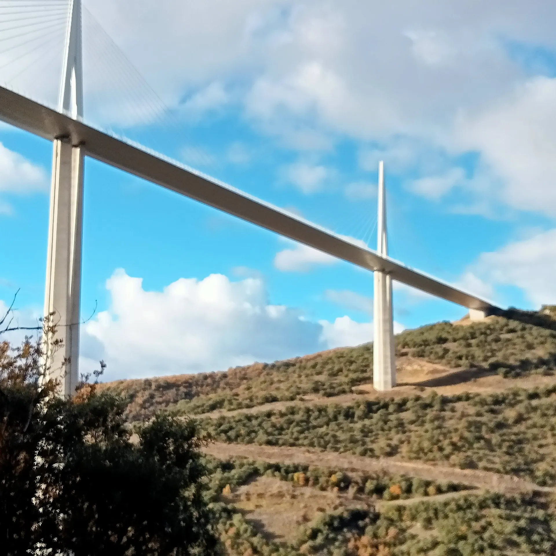 Gîte Les Volets Bleus, location de vacances. Vous irez admirer le viaduc de Millau