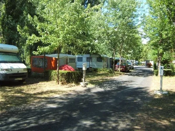 L'allée principale du camping de la Prade