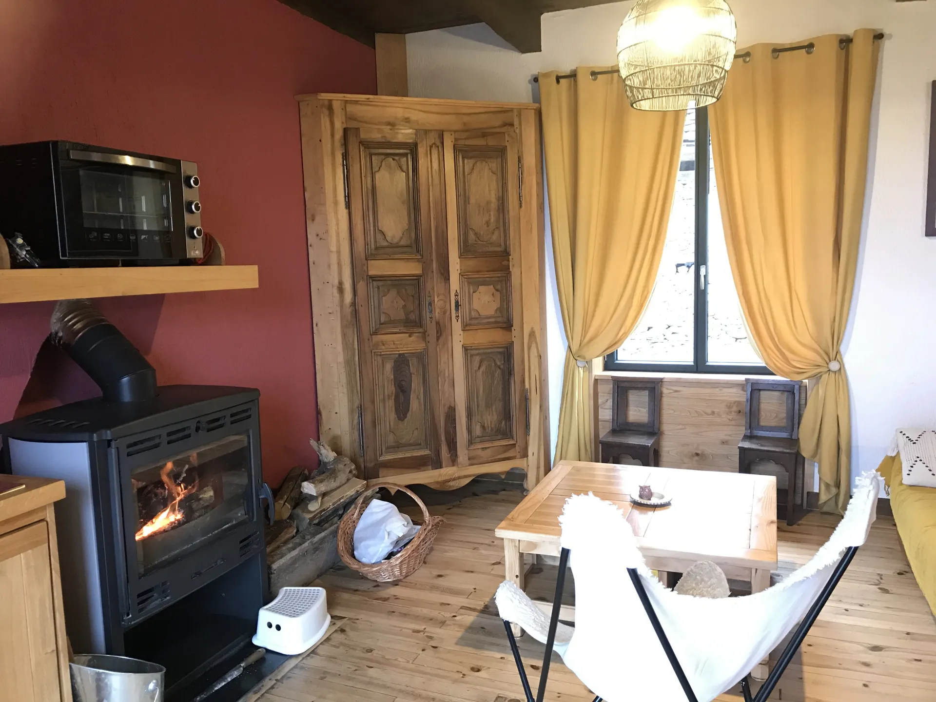 salon avec poêle à bois