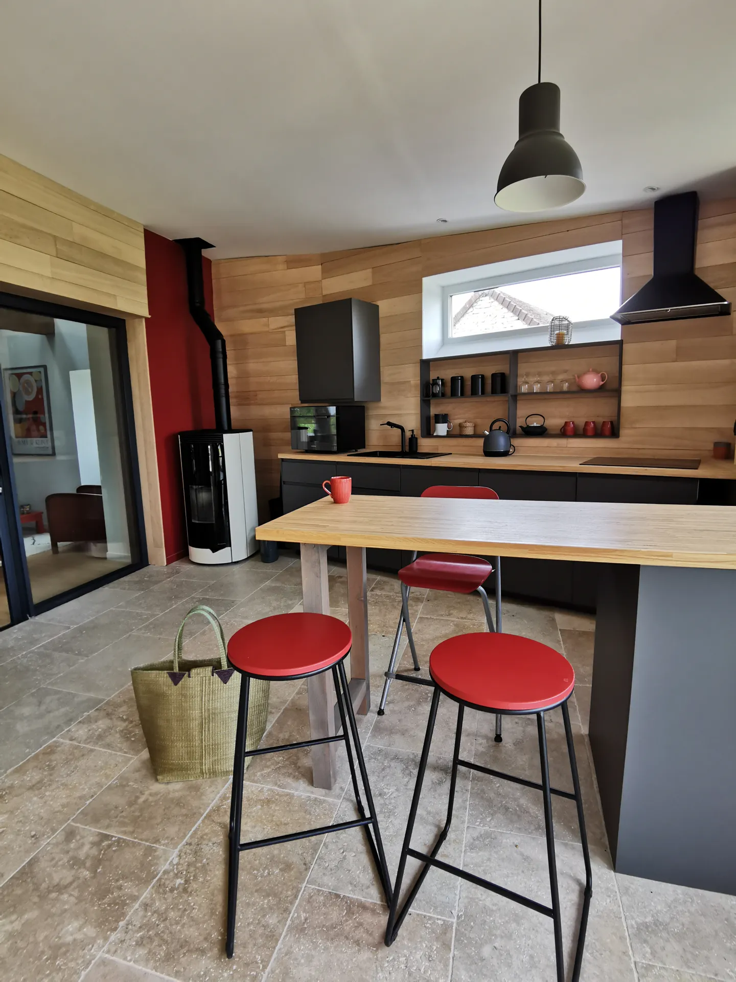 grande Cuisine ouverte et lumineuse avec table haute/bar plus coin salle à manger avec table et chaises