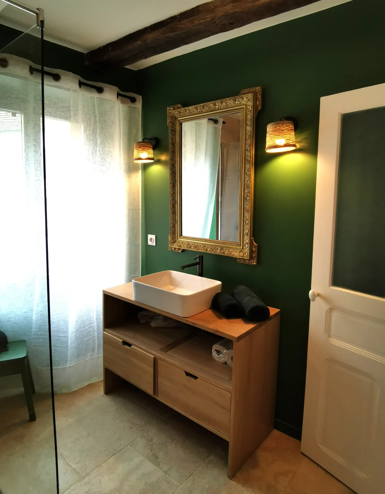 Salle de bain moderne et spacieuse