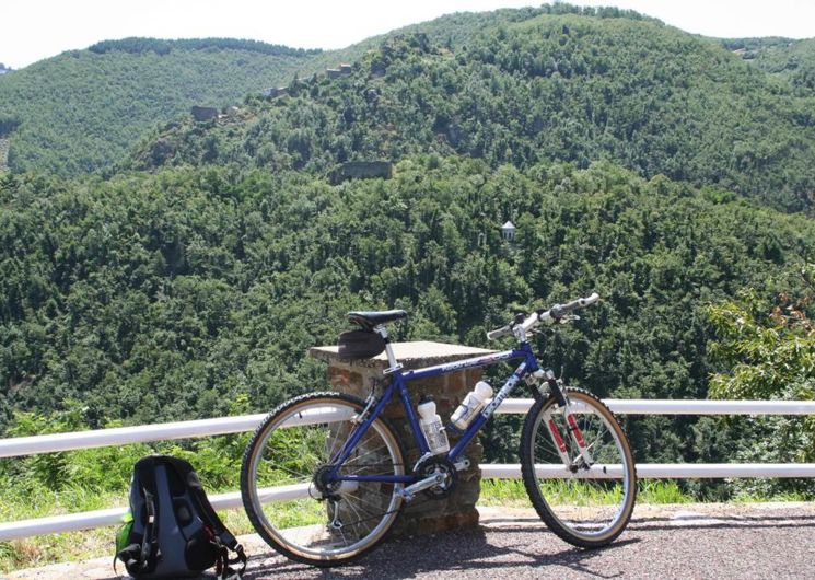 A bicyclette sur les routes de la montagne noire