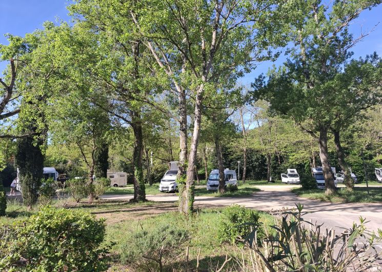 Aire Camping-Car Park de La Roque sur Cèze_La Roque-sur-Cèze