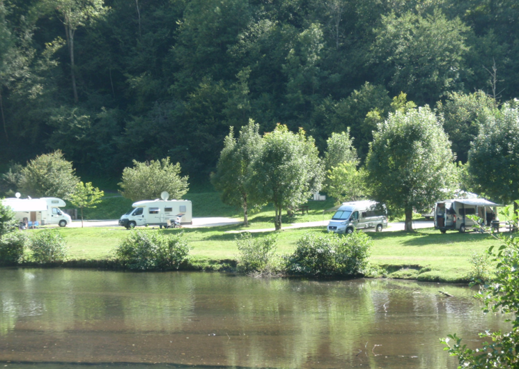 Très belle aire de camping car au bord de la rivière et a deux pas du village, le tout dans un cadre de moyenne montagne au calme...