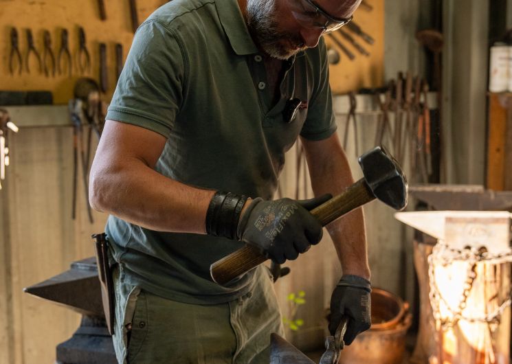 Reportage les moustachus - Atelier de fabrication de couteaux