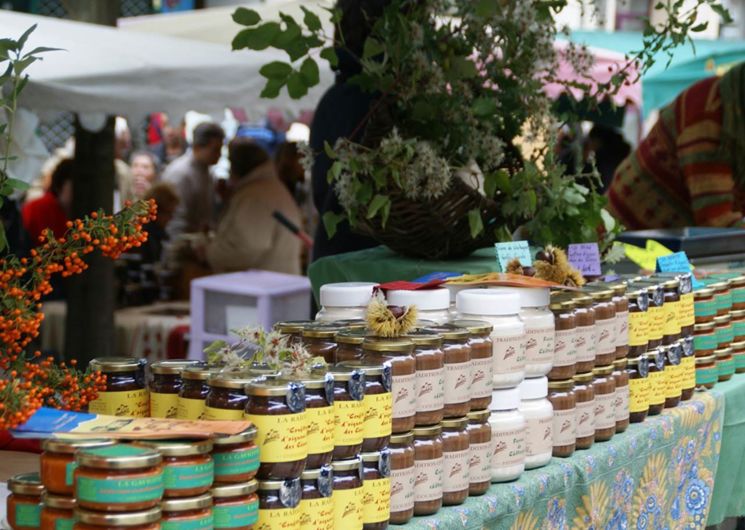 Pots de miel au marché