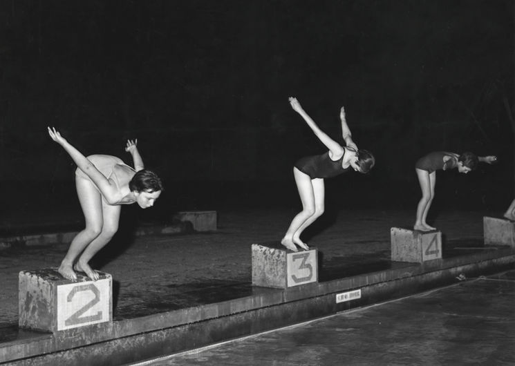 Nageuses à la piscine municipale d'Albi, août 1961, Fonds Marjo, 49 Fi 482