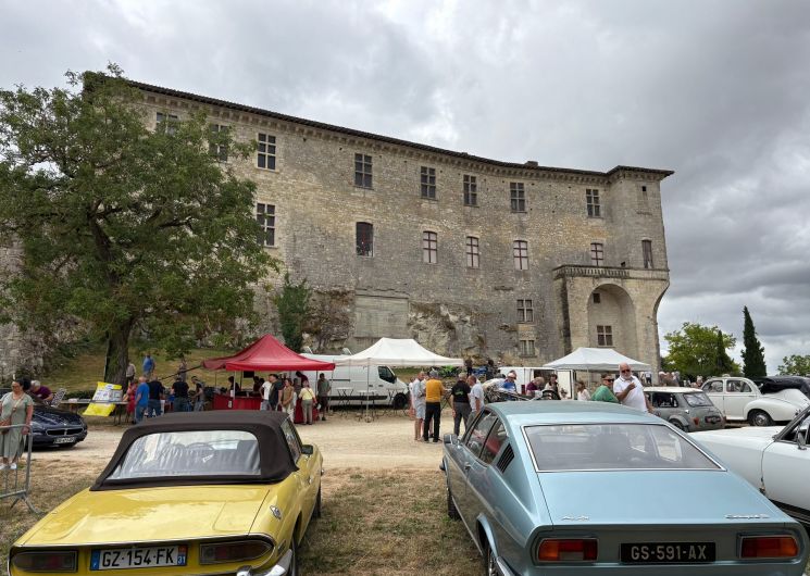 Rétromotion : exposition de vieilles voitures_Lavardens