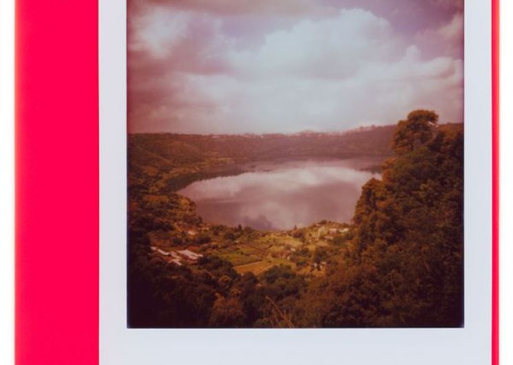 Isabelle Giovacchini, Nemi (Variations multigrades), 2023 (détail) Ensemble de 12 polaroïds Diana – Adagp, Paris, 2026, courtesy de l’artiste
