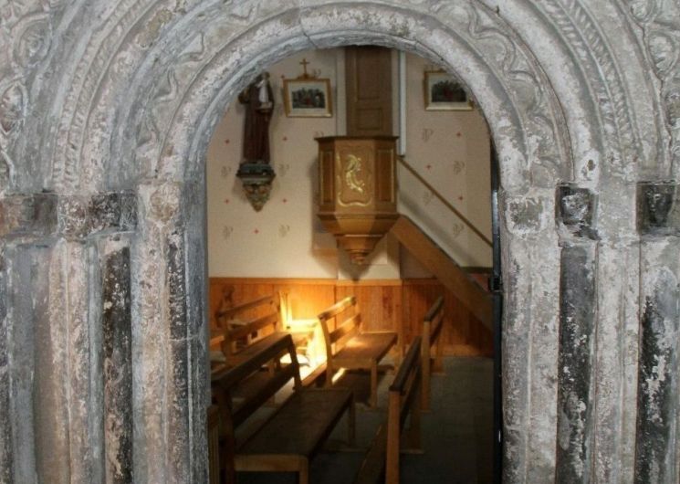 Découvrez les vestiges romans d'une ancienne chapelle templière dans l'église d'Arrout lors d'une visite guidée