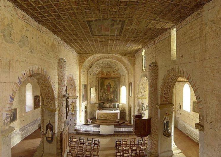 Visites commentées de l'église romane de Vic d'Oust et de son histoire à travers les siècles.